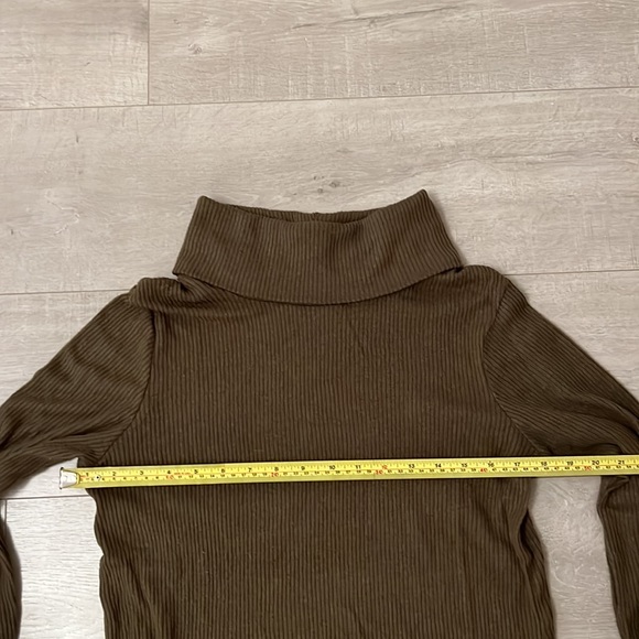 Olive green turtleneck sweater - Picture 4 of 4